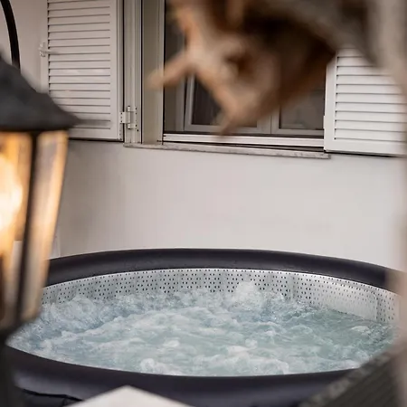 בית נופש Luxury Getaway With Jacuzzi - Platanos House Sálakos