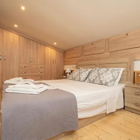 Luxury Getaway With Jacuzzi - Platanos House Feriehus *