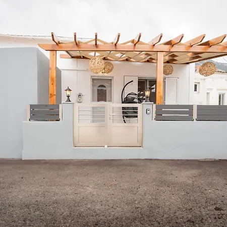 Luxury Getaway With Jacuzzi - Platanos House Feriehus *