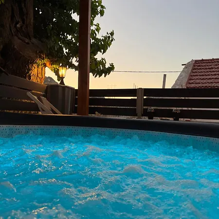 Luxury Getaway With Jacuzzi - Platanos House