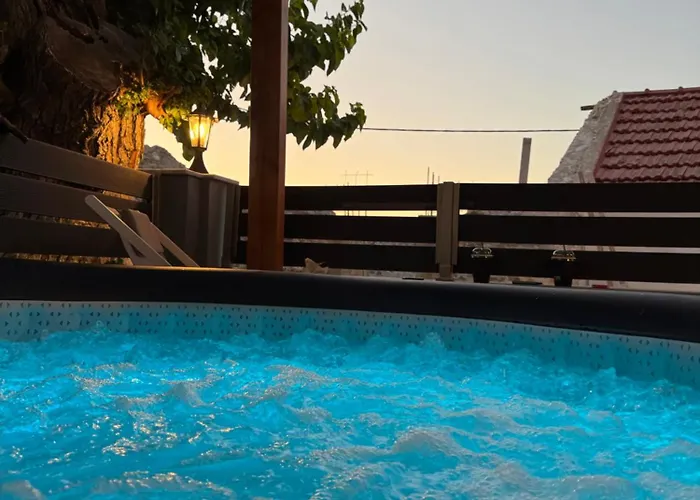 Luxury Getaway With Jacuzzi - Platanos House