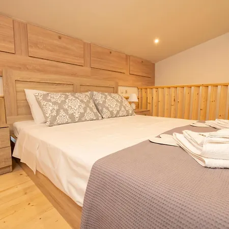 Luxury Getaway With Jacuzzi - Platanos House